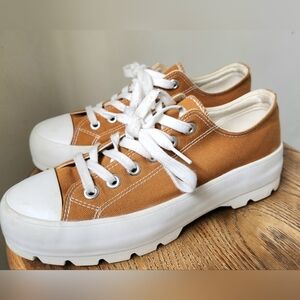 Cushionaire Tan Canvas Platform Lace-Up Sneakers Size 8.5